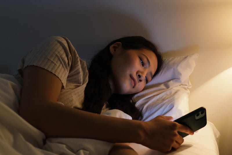 A 385-Point Hacker News Rant About Social Media Just Accidentally Explained Why You Cannot Sleep — And the Science Backs Every Word of It